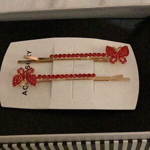 ❤️NWT Amazing Rhinestone Butterfly Style Hair Pins 
Fun To Wear ❤️